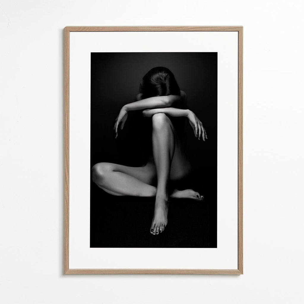 Fotografie sedící postavy ve studiu