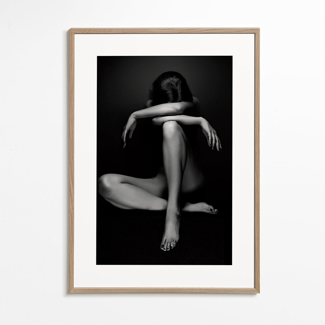Fotografie sedící postavy ve studiu