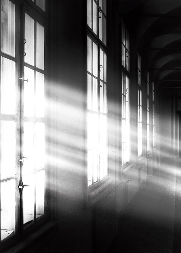 Fotografie chodby s okny a paprsky světla