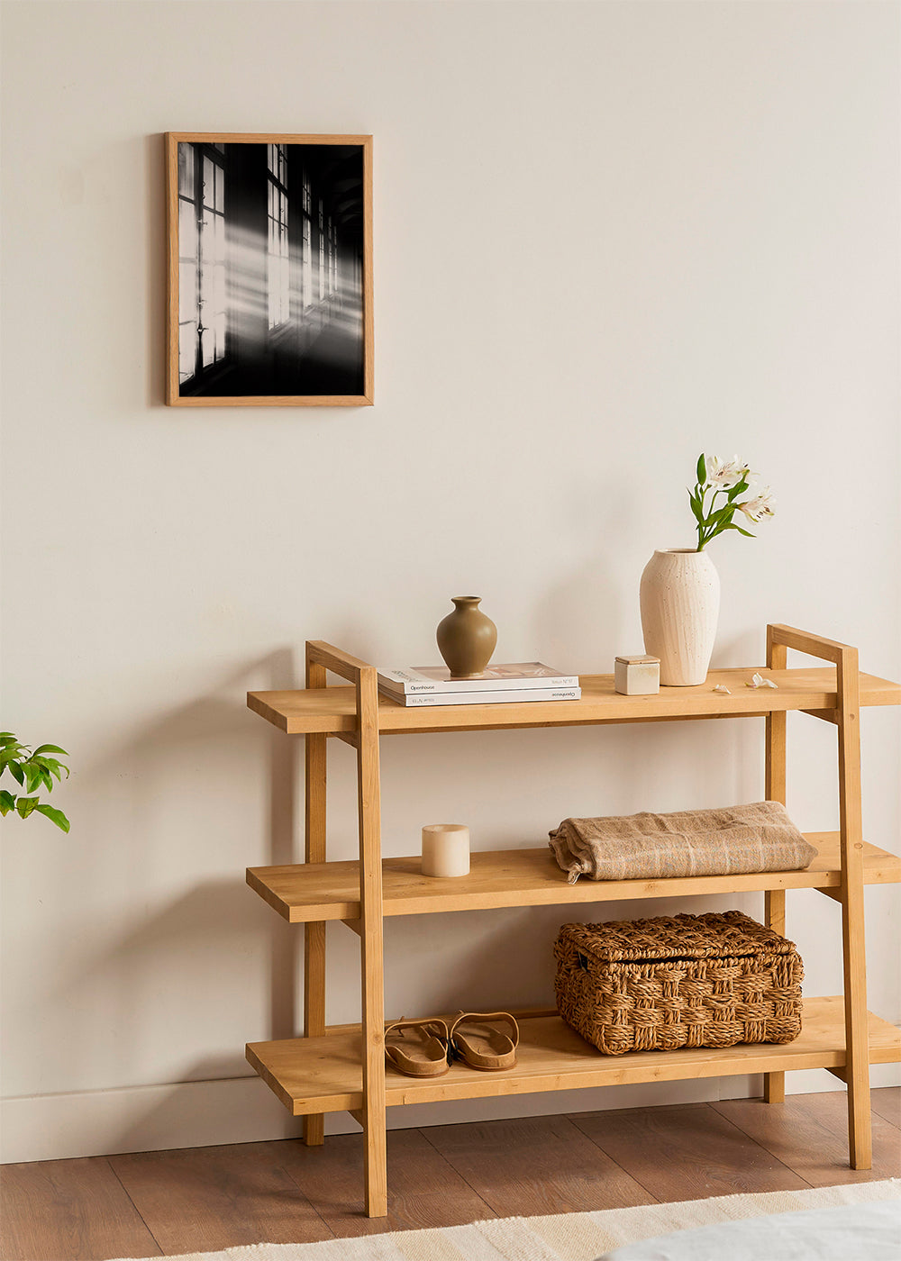Fotografie chodby s okny a paprsky světla