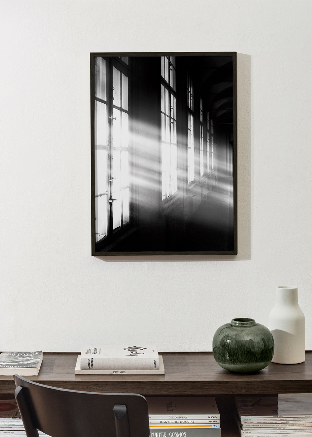 Fotografie chodby s okny a paprsky světla