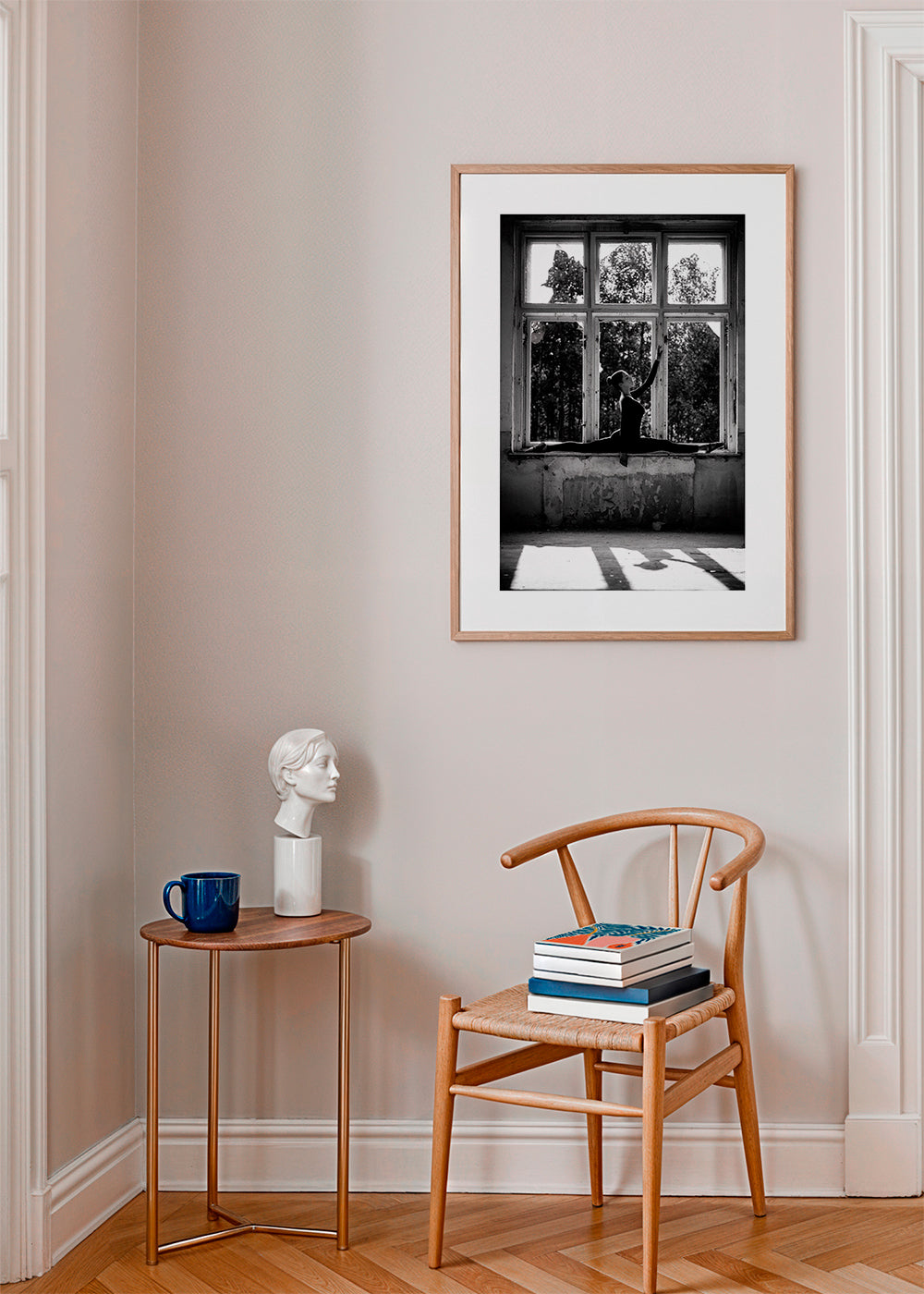 Fotografie baletky v okně
