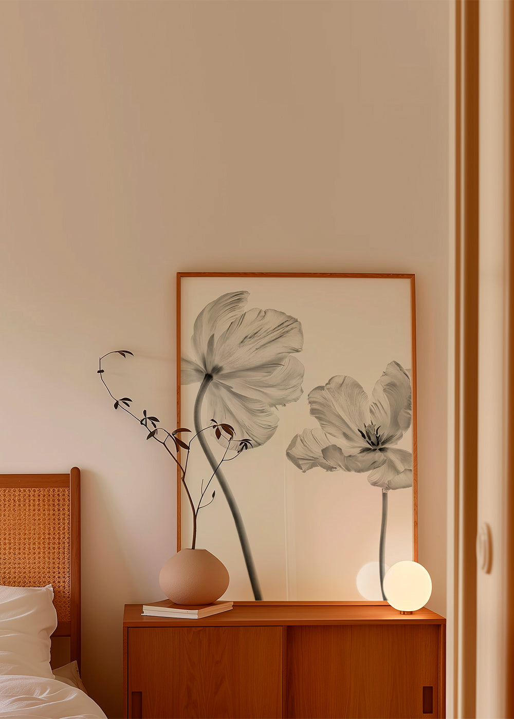Botanický plakát: tulipány černobíle