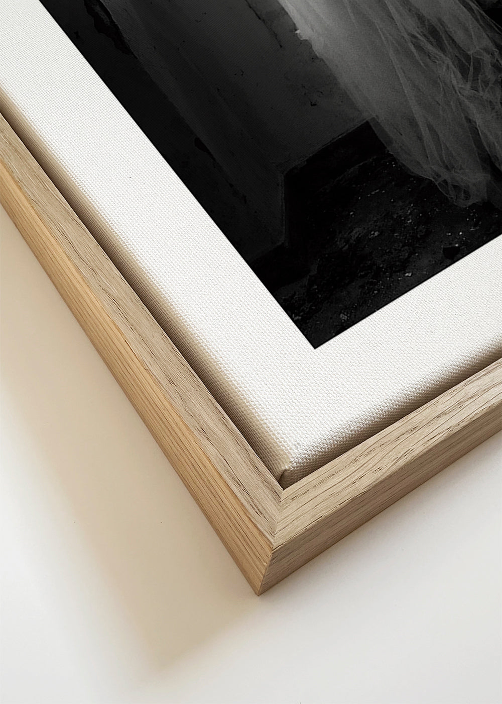 Fotografie postava od zad u okna