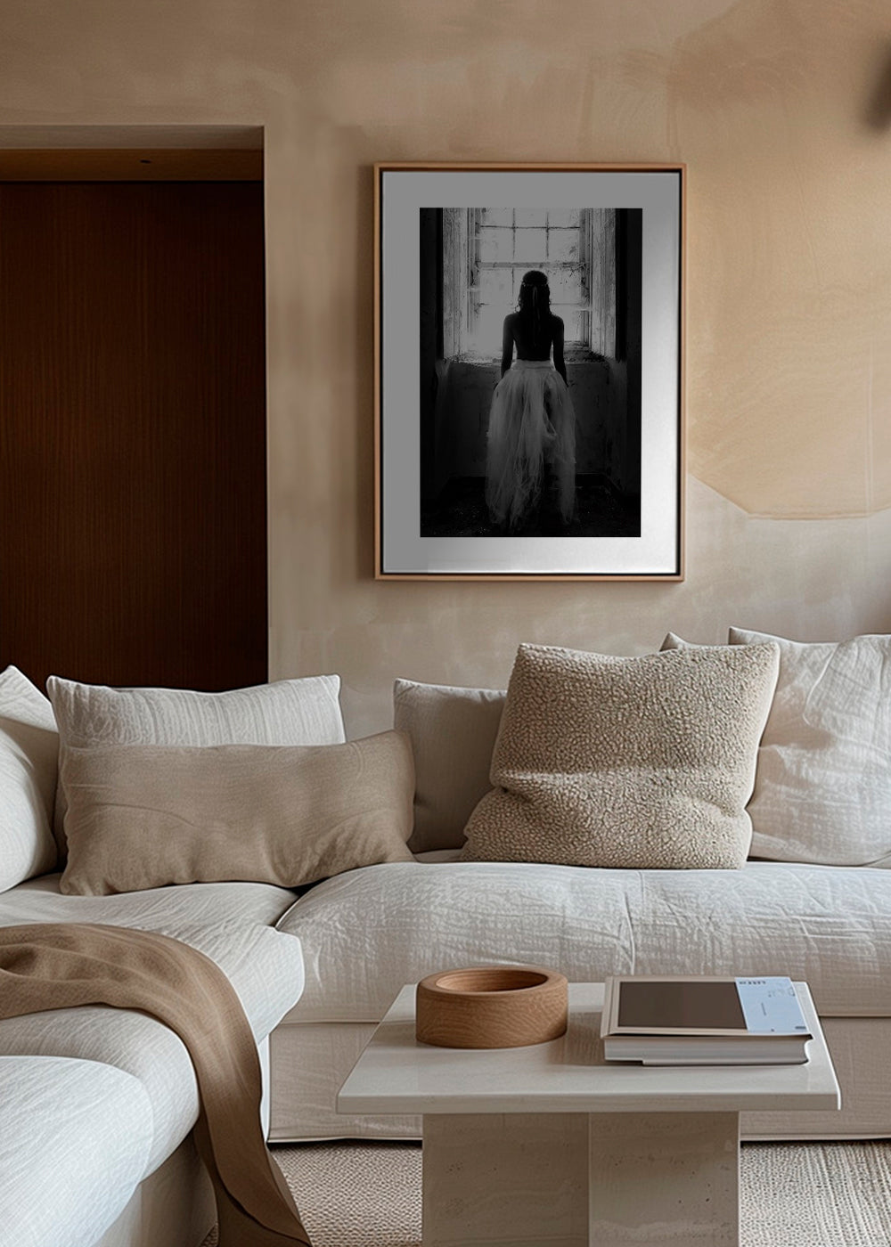 Fotografie postava od zad u okna
