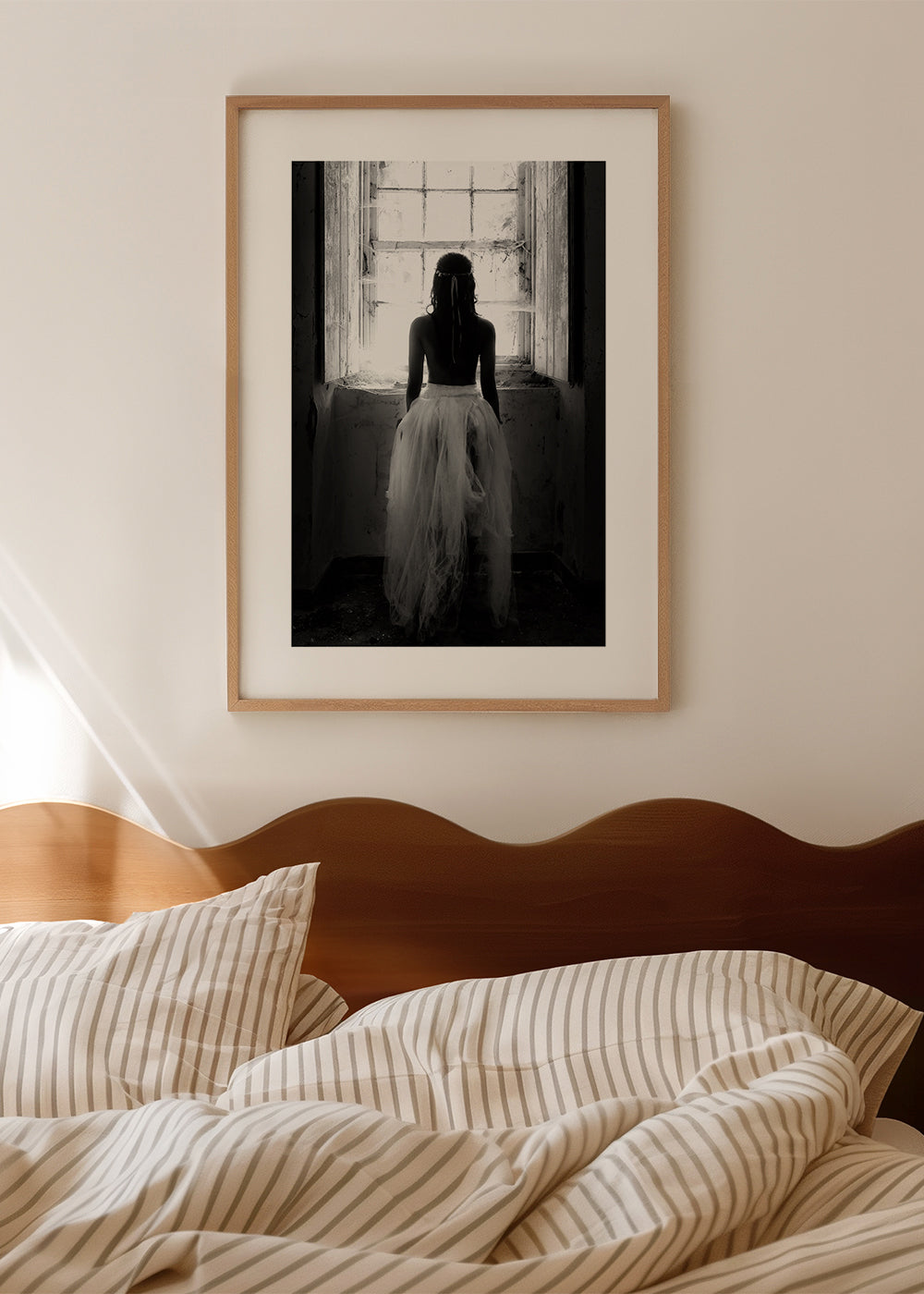 Fotografie postava od zad u okna