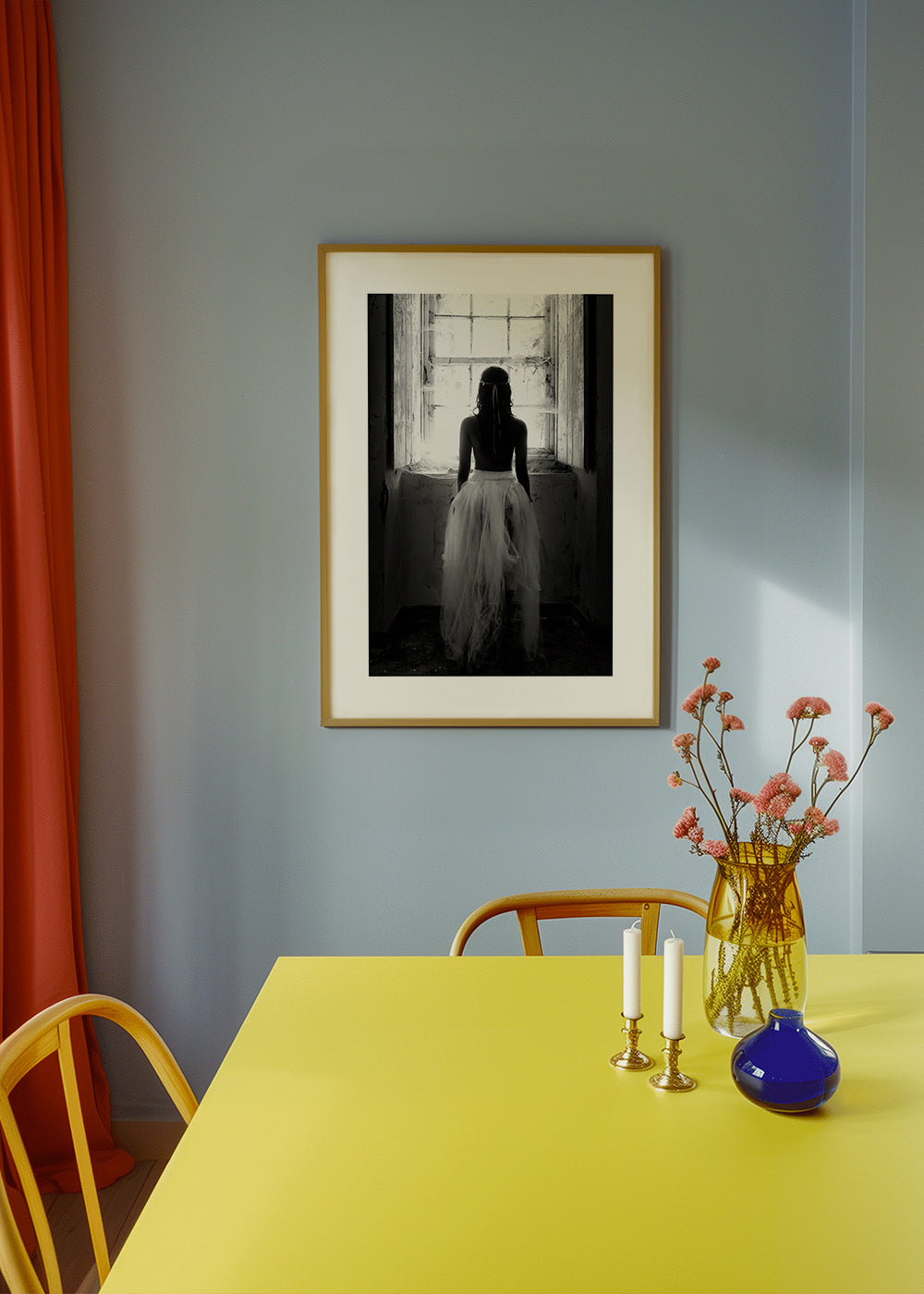 Fotografie postava od zad u okna