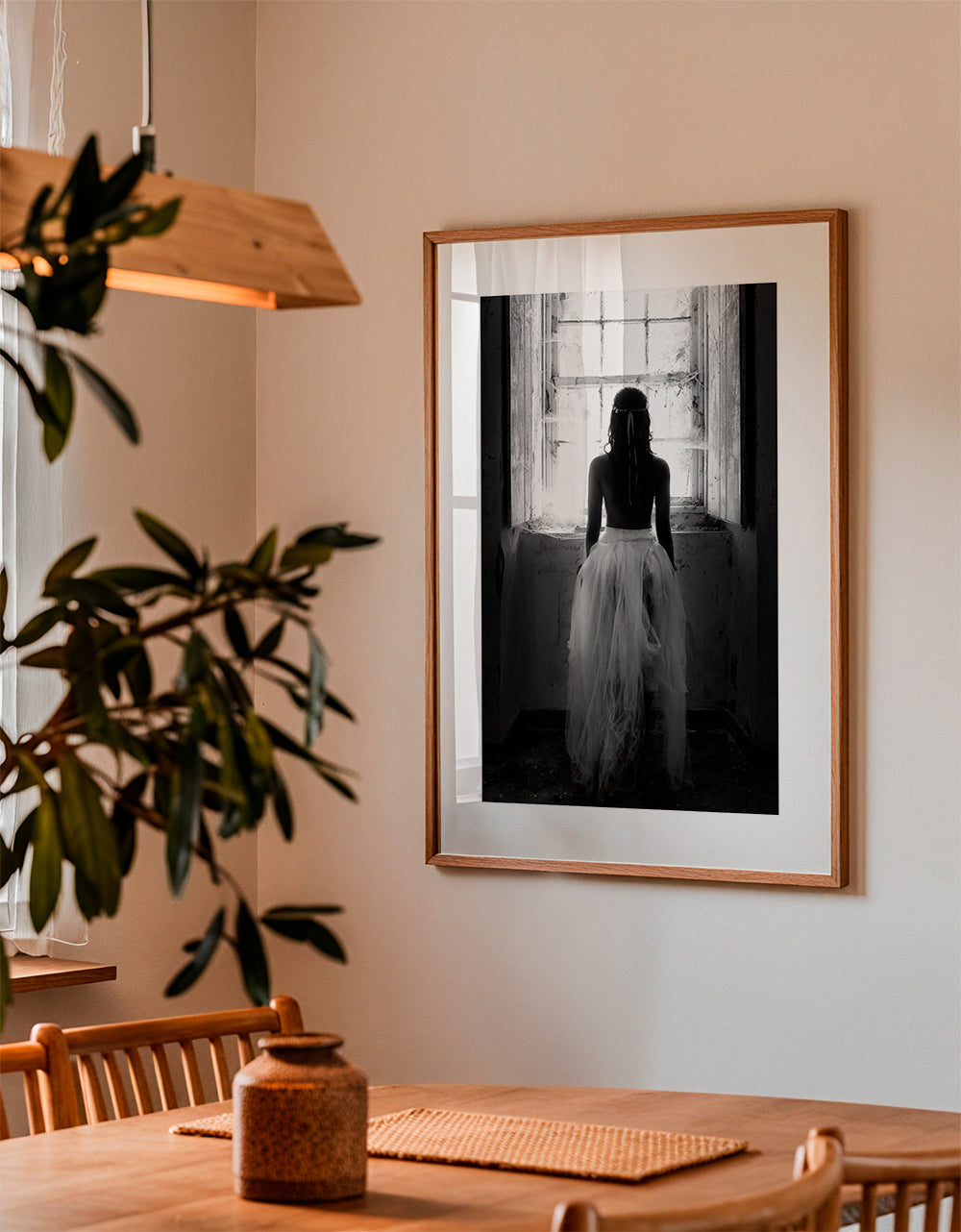 Fotografie postava od zad u okna