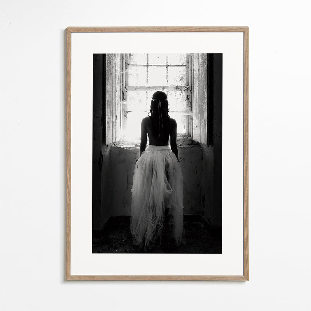 Fotografie postava od zad u okna