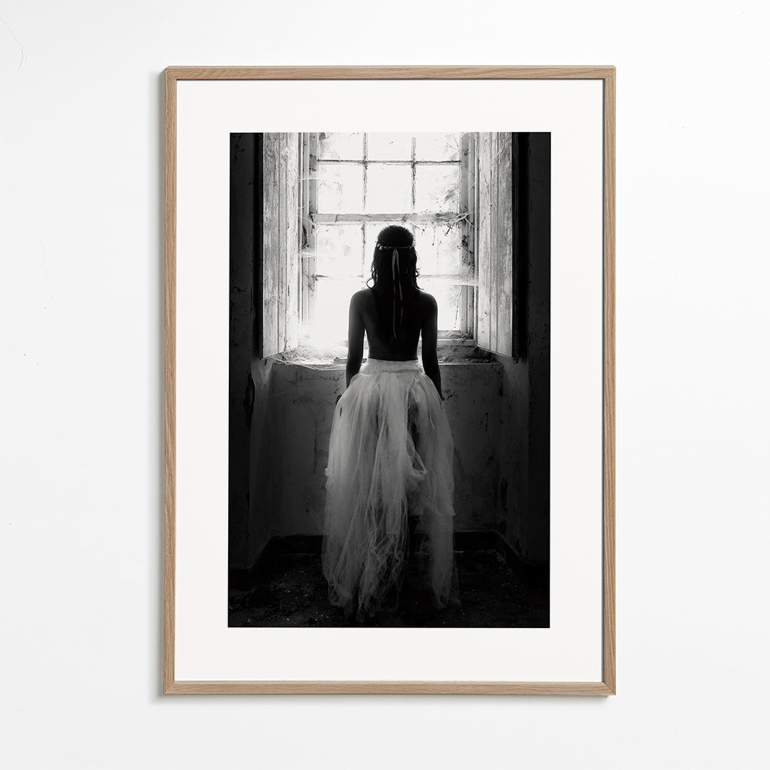 Fotografie postava od zad u okna