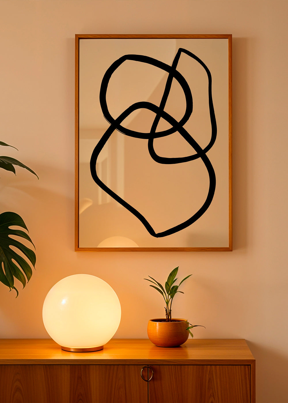 Minimalistický obraz s černými organickými liniemi