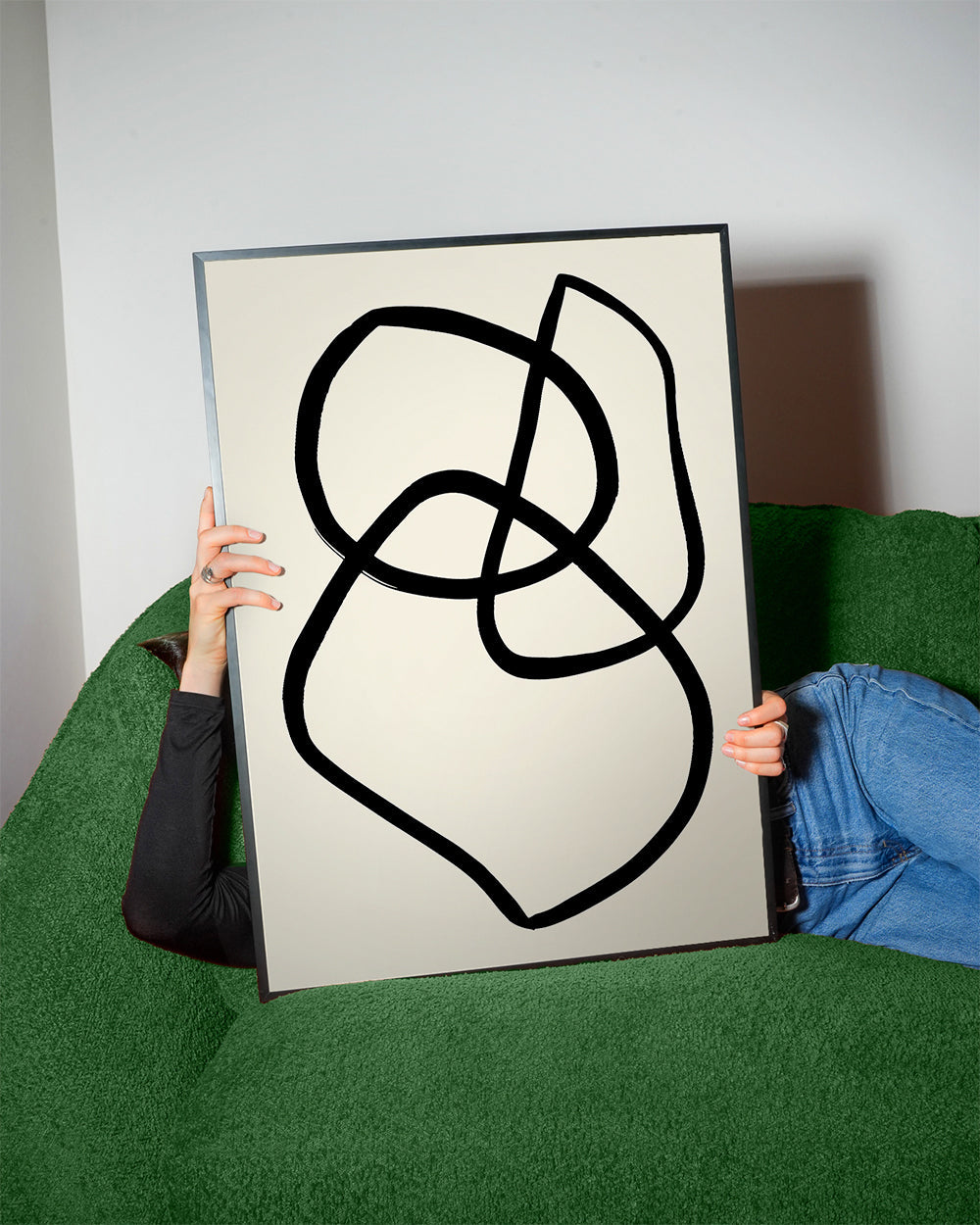 Minimalistický obraz s černými organickými liniemi