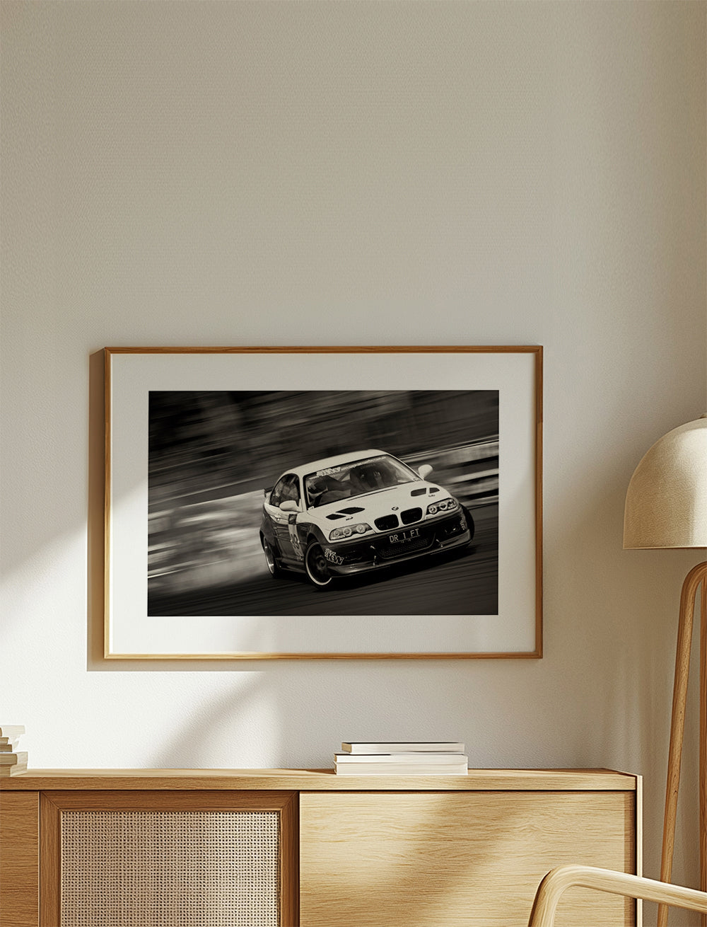 Fotografie závodního auta v driftu