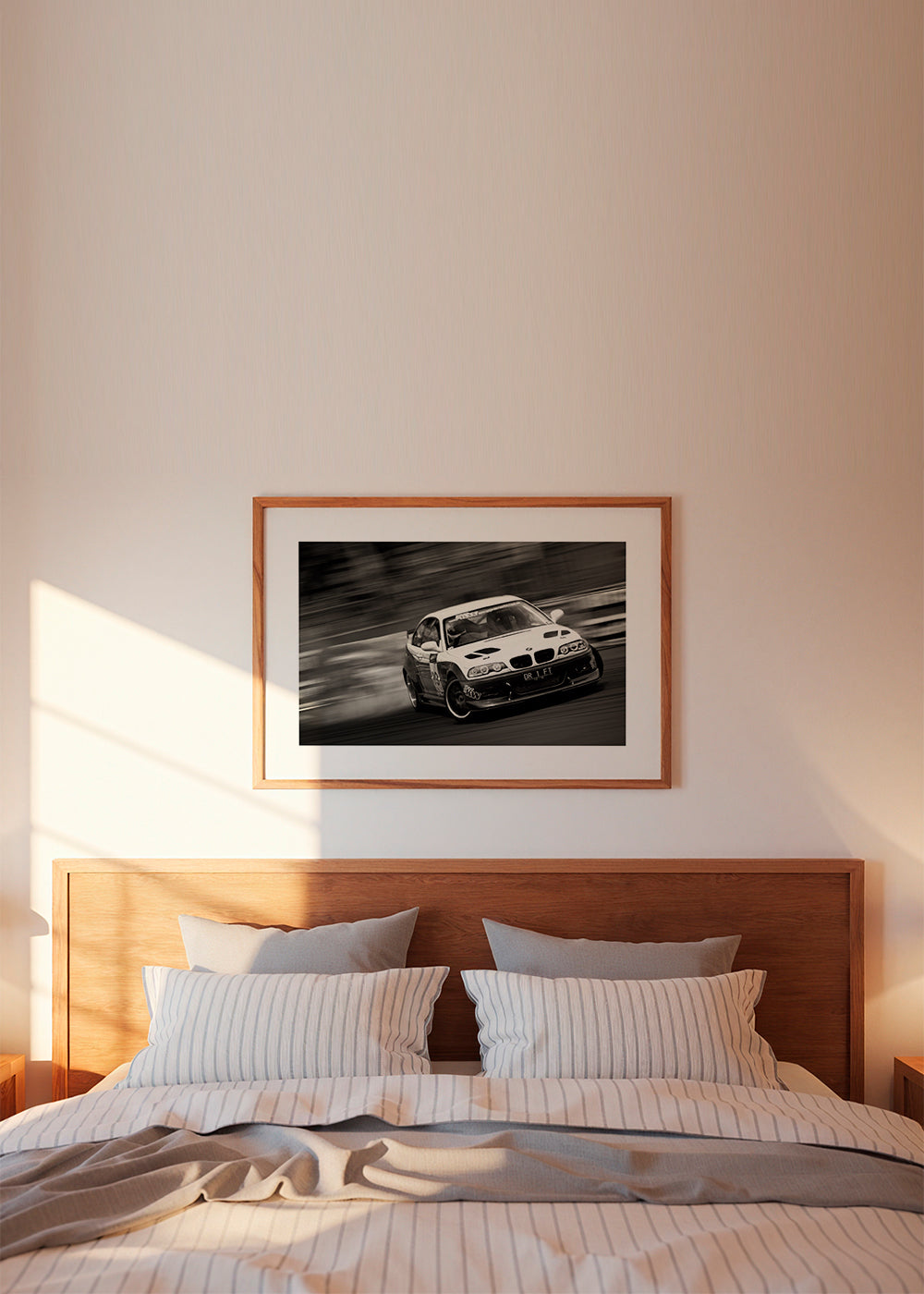 Fotografie závodního auta v driftu
