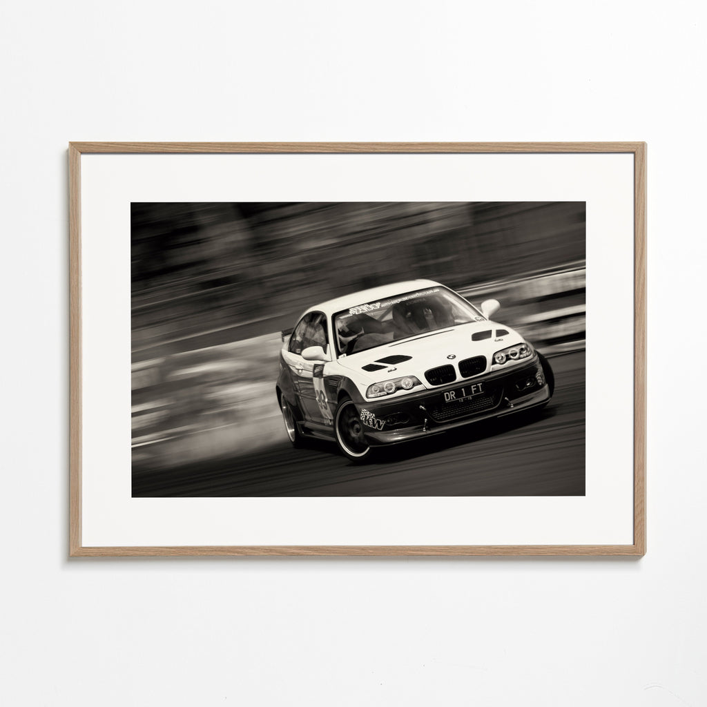 Fotografie závodního auta v driftu