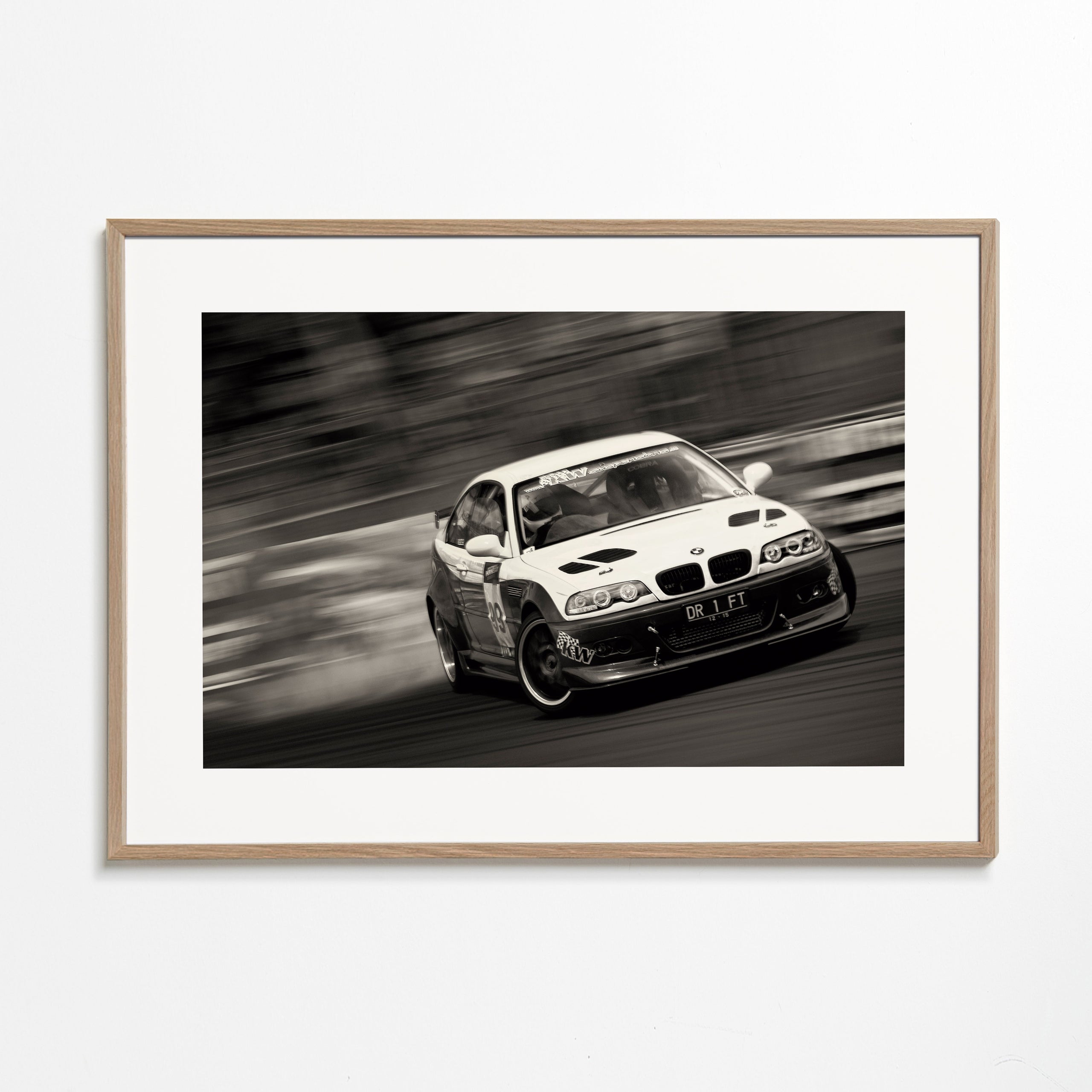 Fotografie závodního auta v driftu