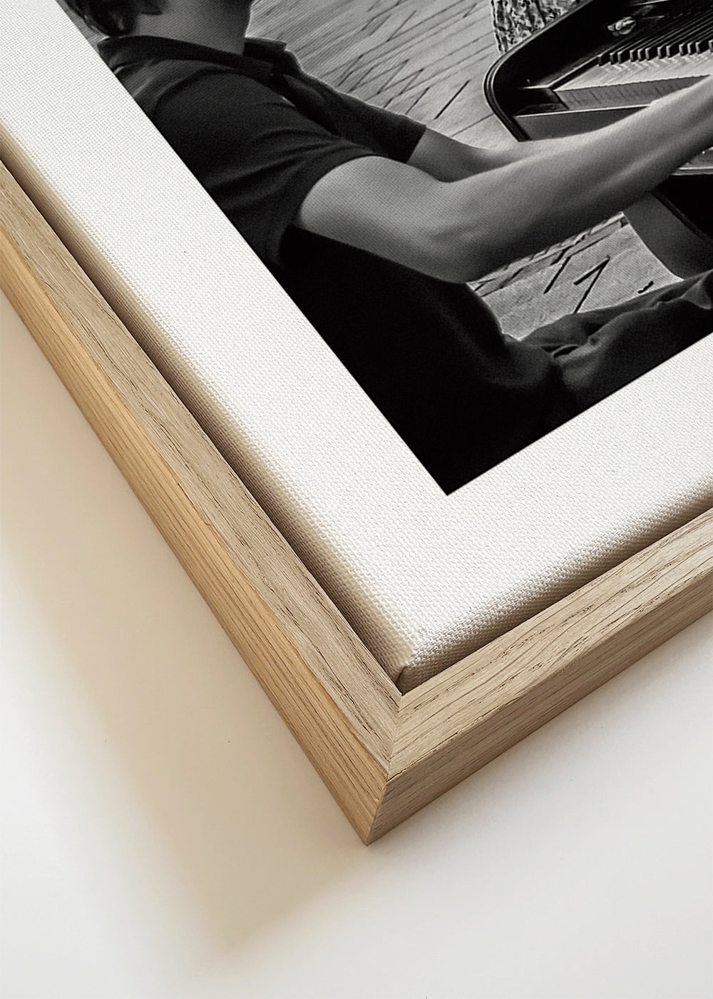 Uliční fotografie: pianista u tramvaje