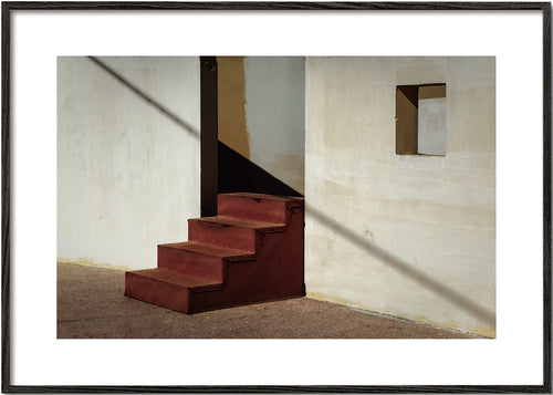 Fotografie minimalistických schodů