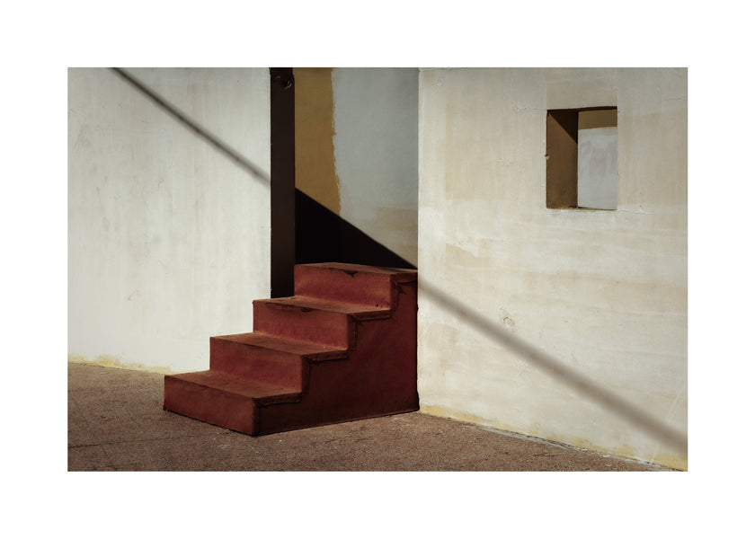 Fotografie minimalistických schodů