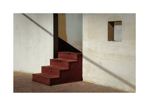 Fotografie minimalistických schodů