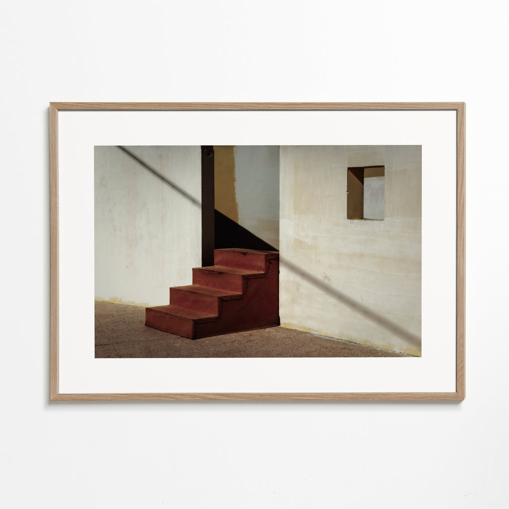 Fotografie minimalistických schodů