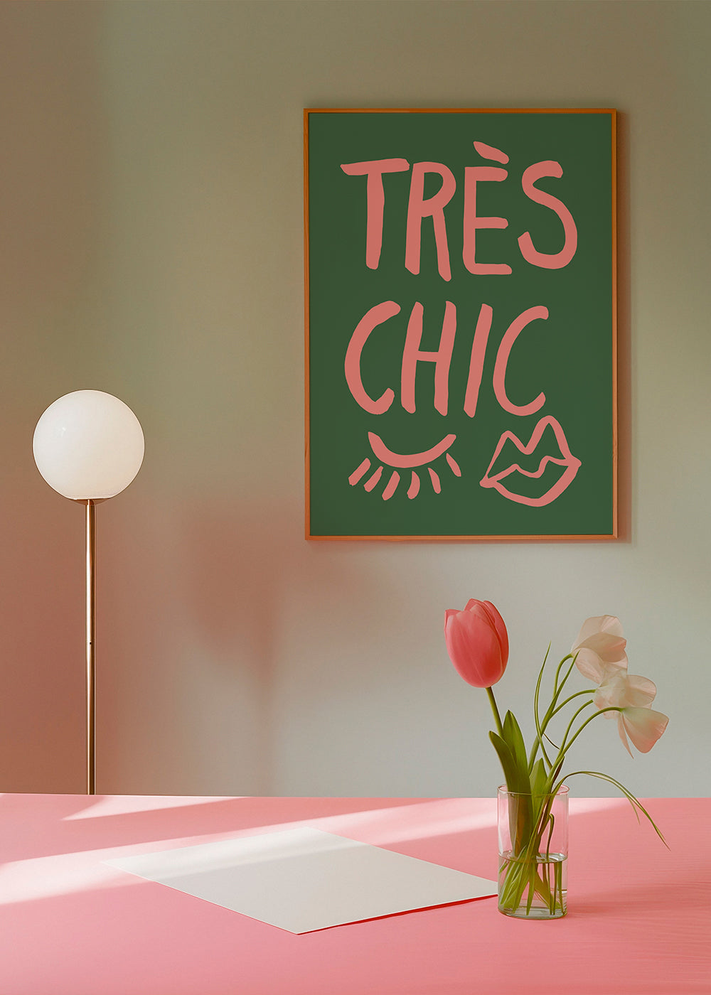 Ilustrace Très Chic růžová na zeleném pozadí