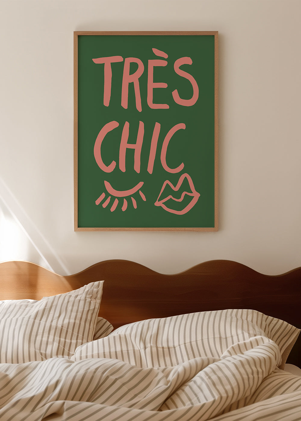 Ilustrace Très Chic růžová na zeleném pozadí