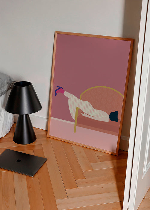 Ilustrace ženy na růžové sedačce