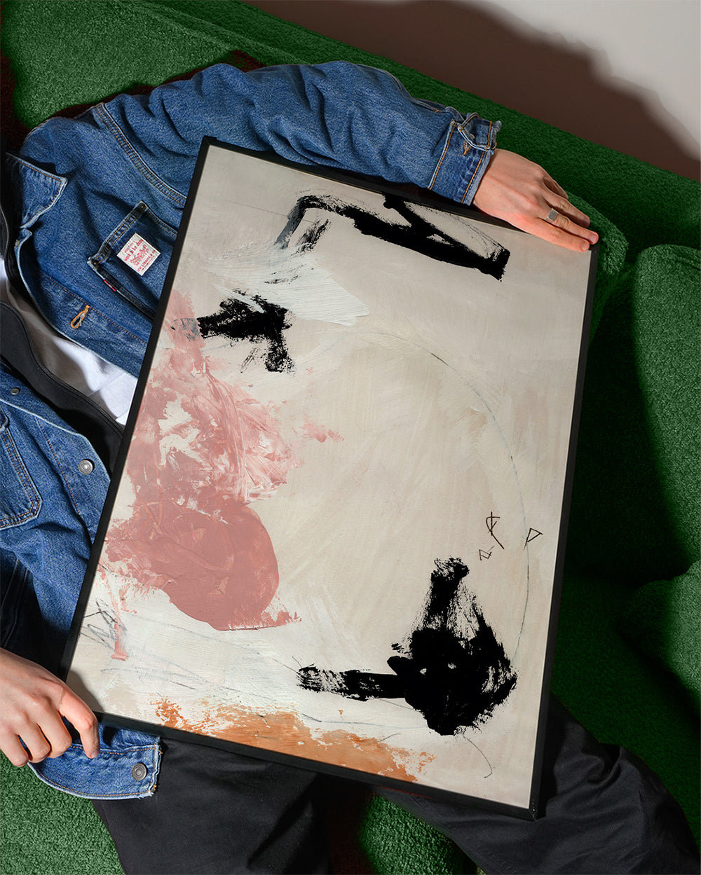 Abstraktní obraz: baletní gesto v růžové a černé