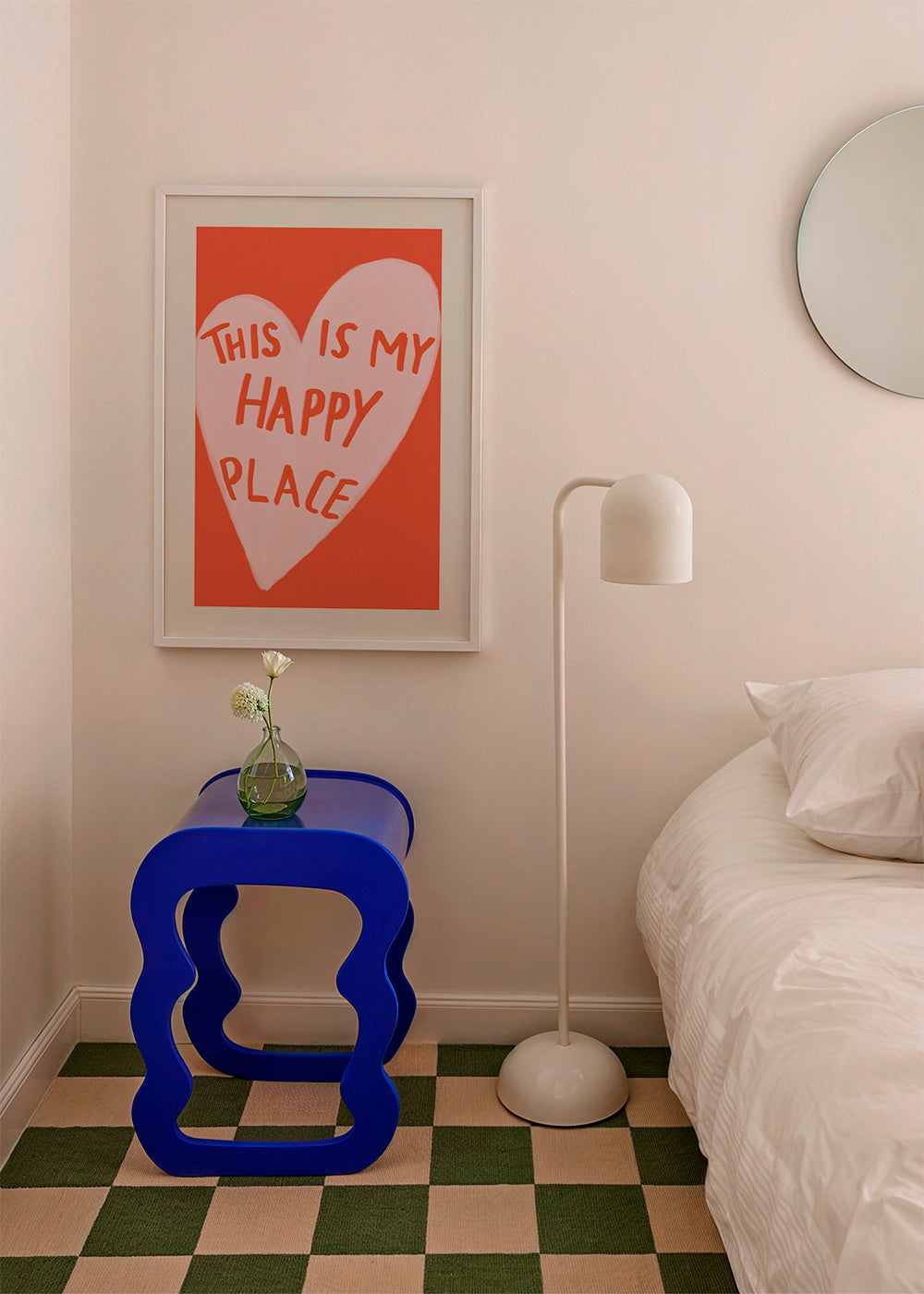 Ilustrace srdce 'Happy Place' na korálovém pozadí
