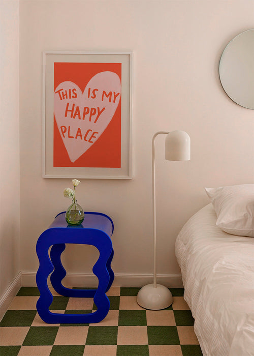 Ilustrace srdce 'Happy Place' na korálovém pozadí