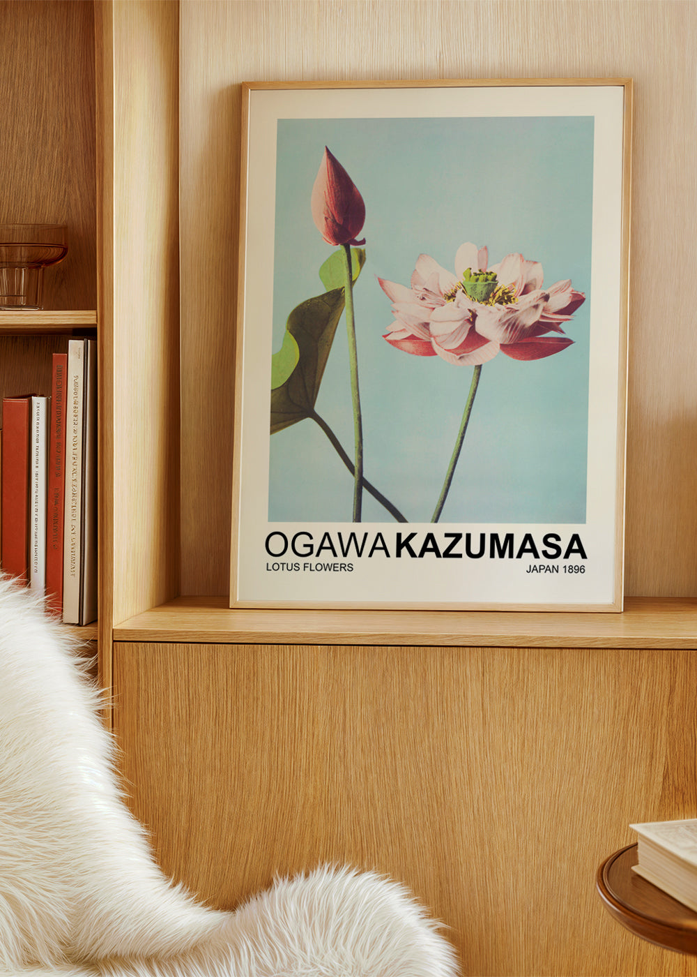 Botanický plakát: růžový lotos na modré obloze