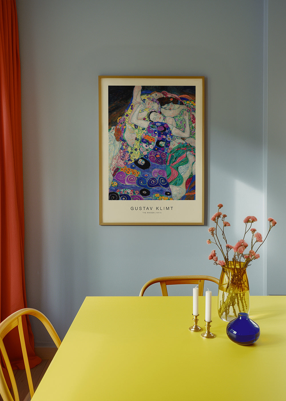 Vintage plakát s ornamentálními postavami inspirovaný Klimtem
