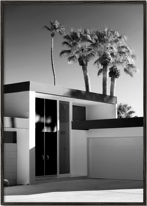 Fotografie moderního domu v Palm Springs v černobílém provedení