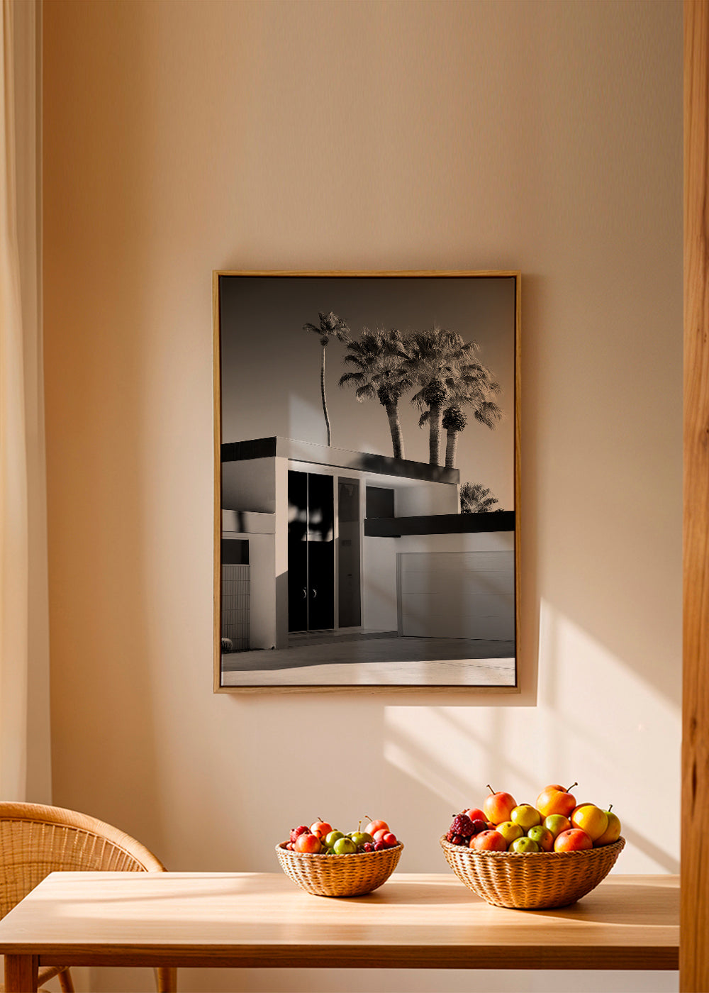 Fotografie moderního domu v Palm Springs v černobílém provedení