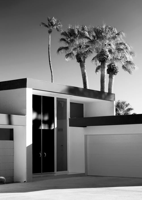 Fotografie moderního domu v Palm Springs v černobílém provedení