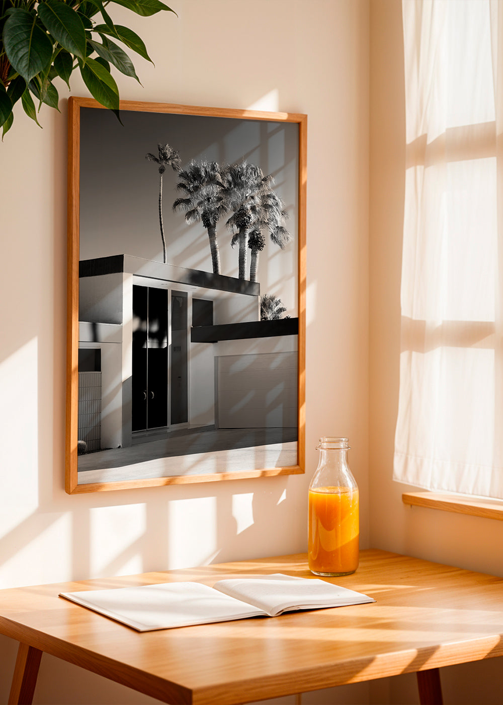 Fotografie moderního domu v Palm Springs v černobílém provedení