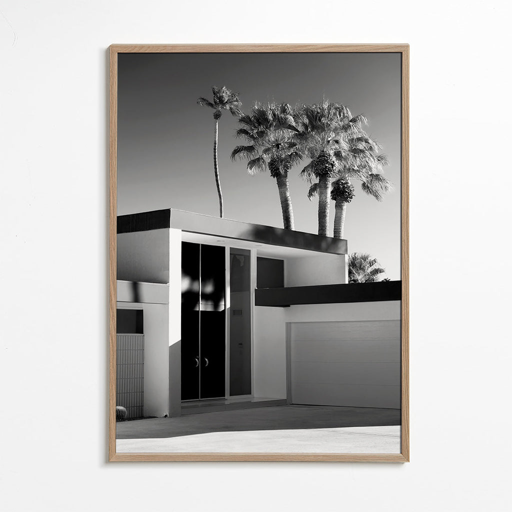 Fotografie moderního domu v Palm Springs v černobílém provedení