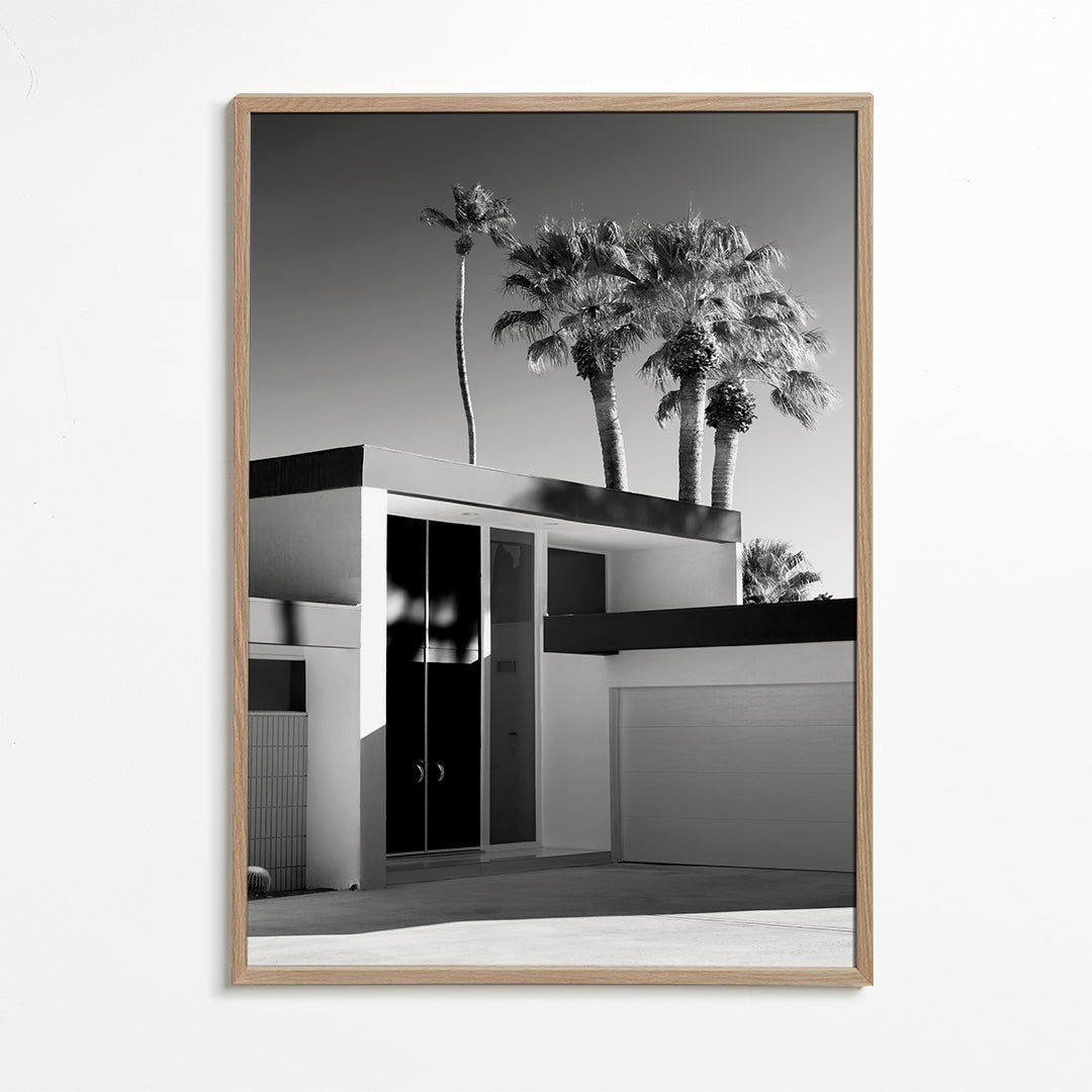 Fotografie moderního domu v Palm Springs v černobílém provedení