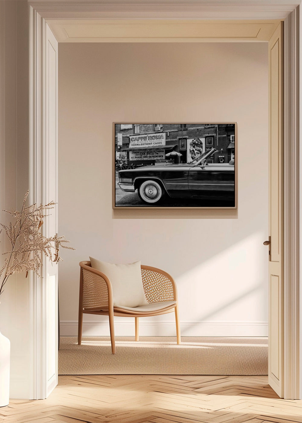 Fotografie klasického auta a městského muralu