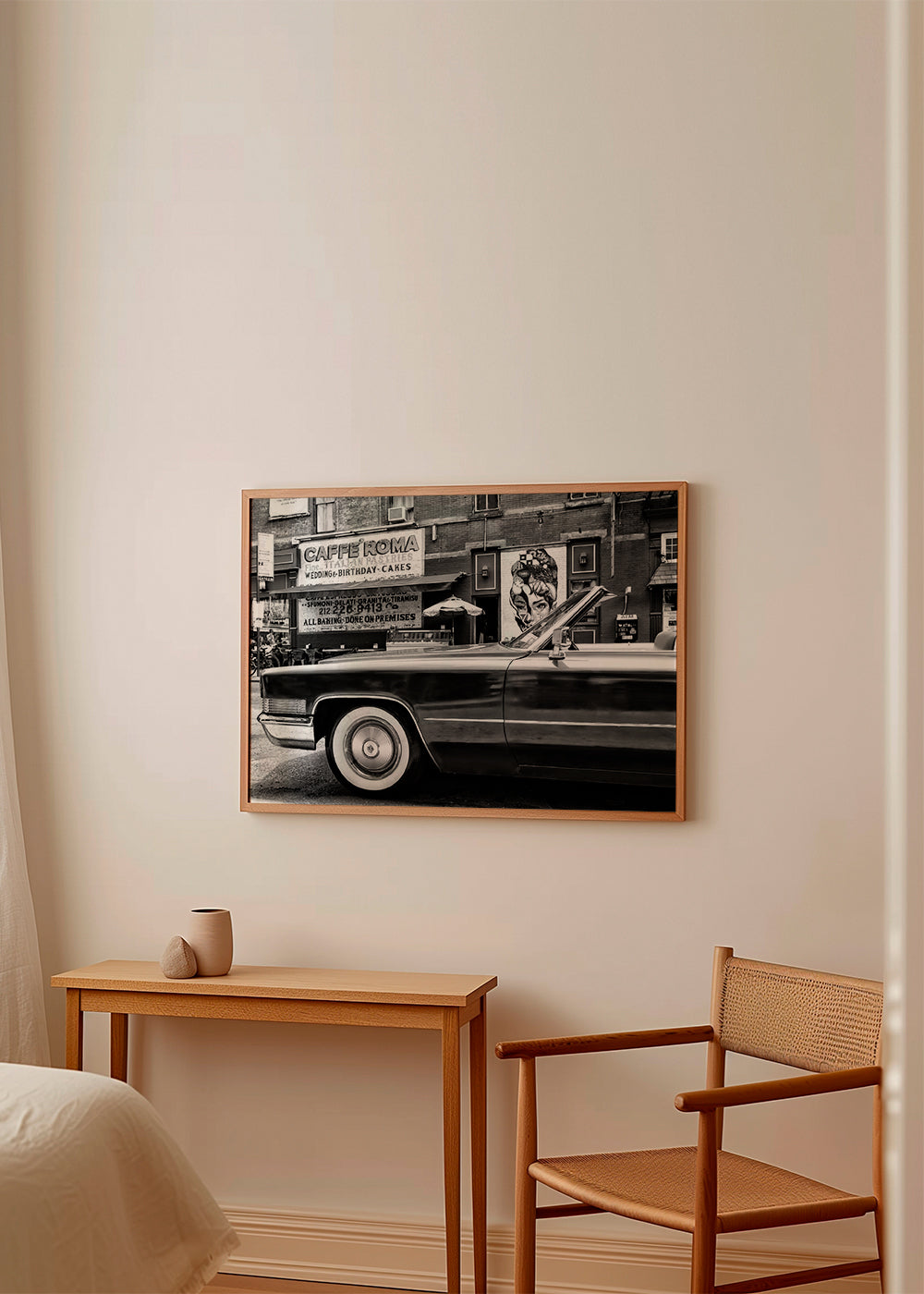 Fotografie klasického auta a městského muralu
