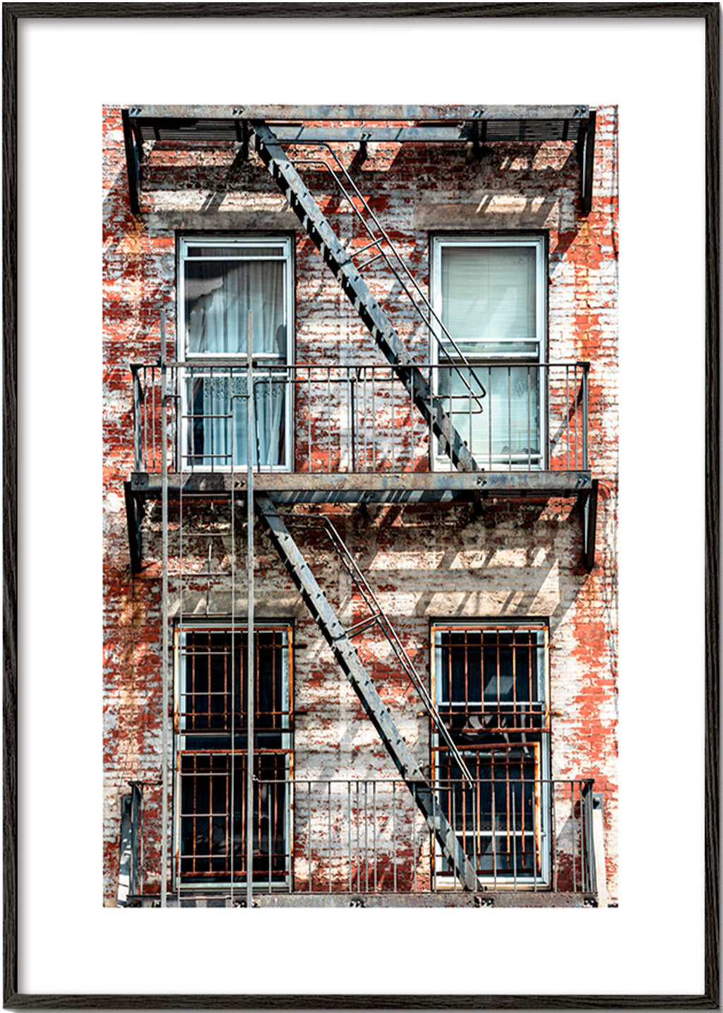 Fotografie fasády s hasičským žebříkem – Black Frame