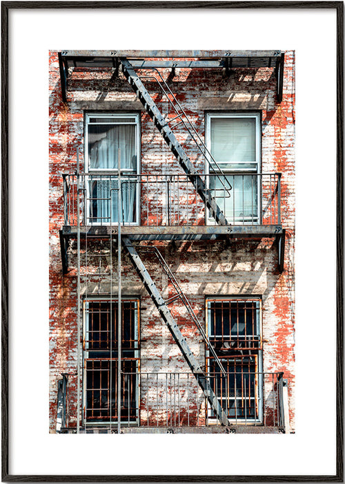 Fotografie fasády s hasičským žebříkem – Black Frame