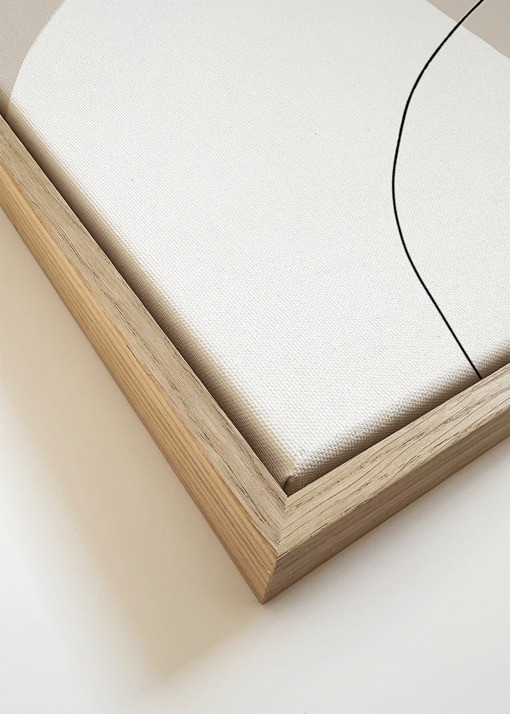 Minimalistický design s organickými černými a béžovými tvary
