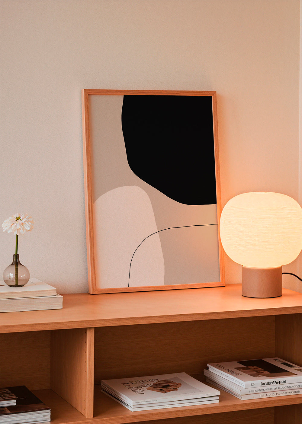 Minimalistický design s organickými černými a béžovými tvary