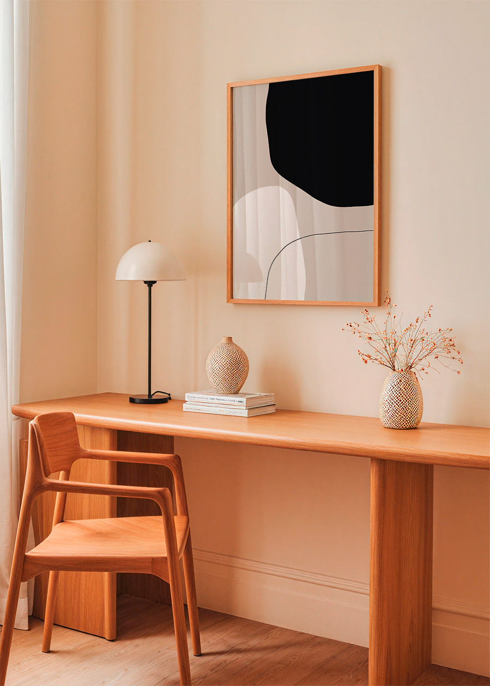 Minimalistický design s organickými černými a béžovými tvary