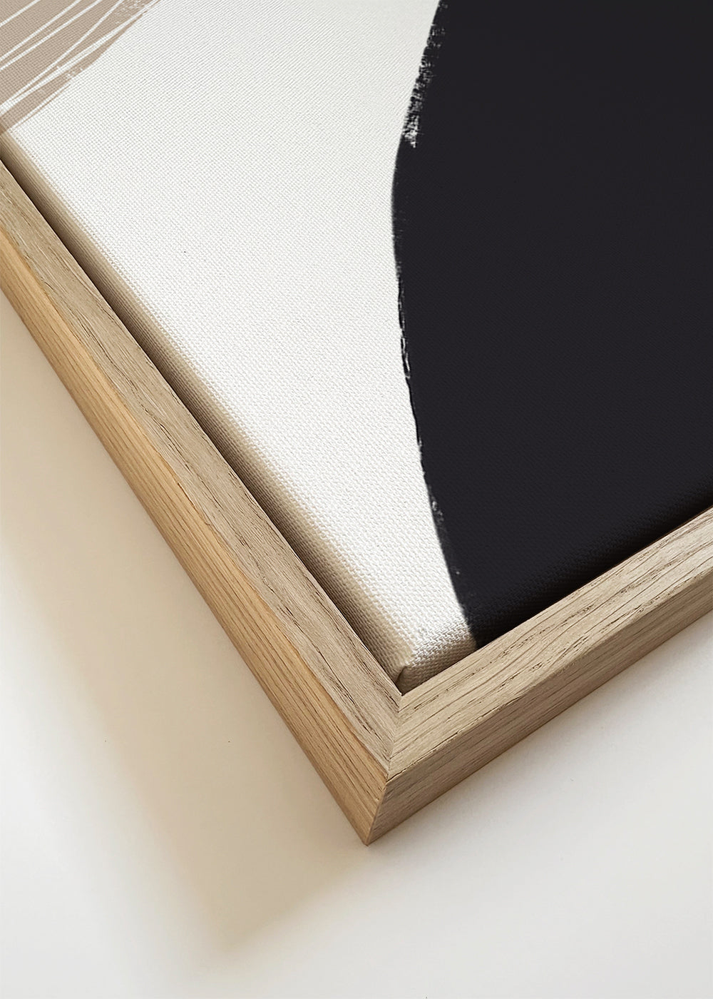 Minimalistické dílo s organickými béžovými tvary