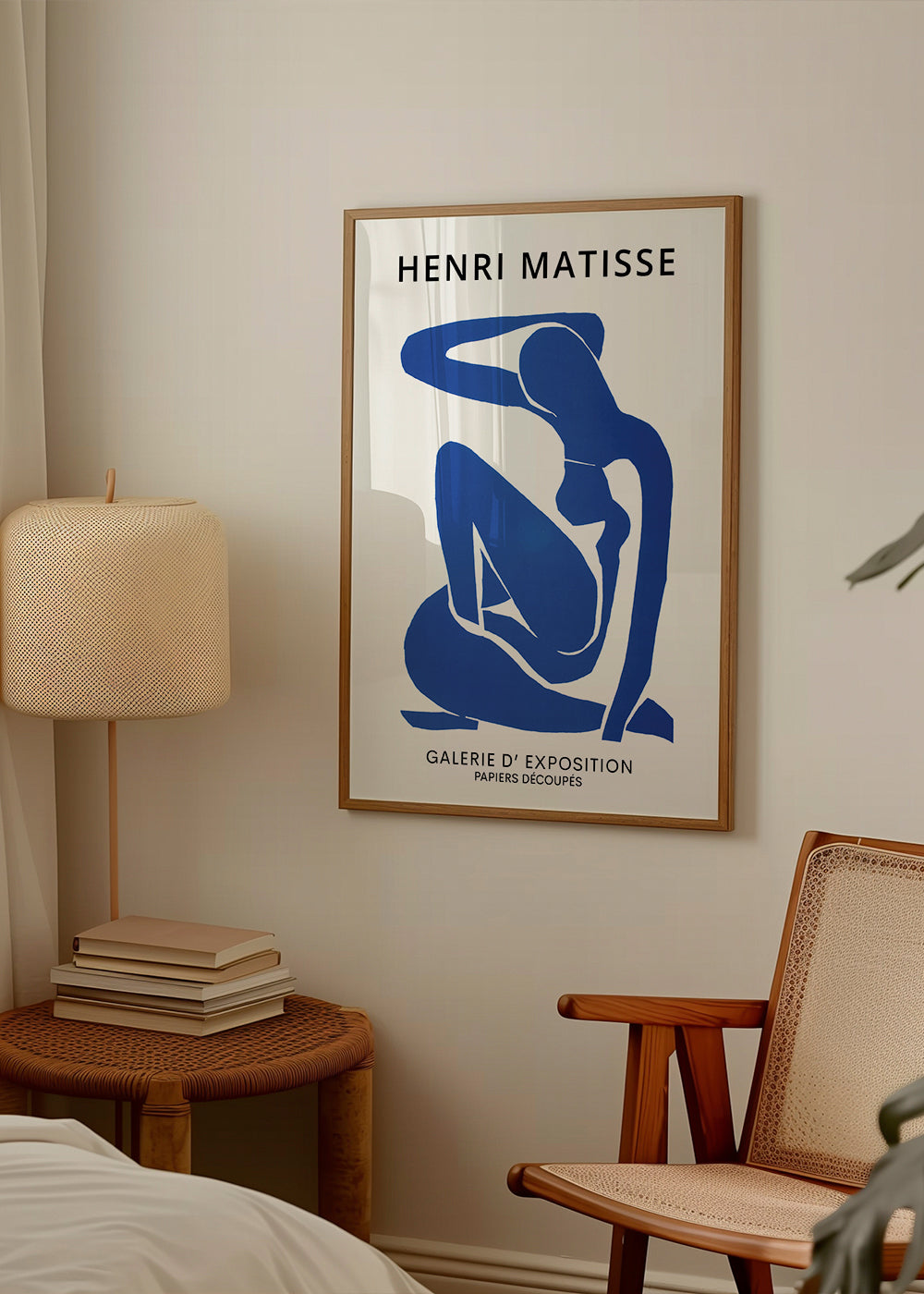 Ilustrace modré ženské postavy vystřižené