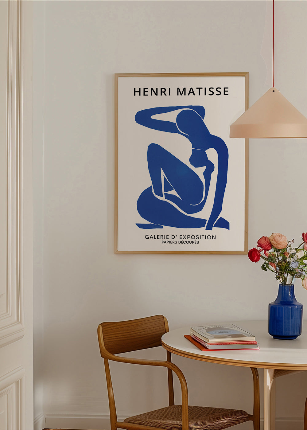 Ilustrace modré ženské postavy vystřižené