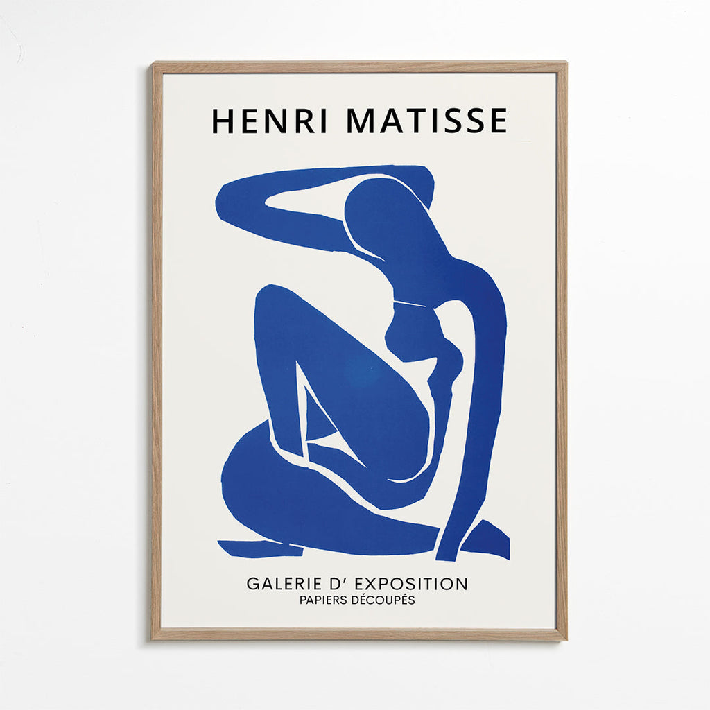 Ilustrace modré ženské postavy vystřižené